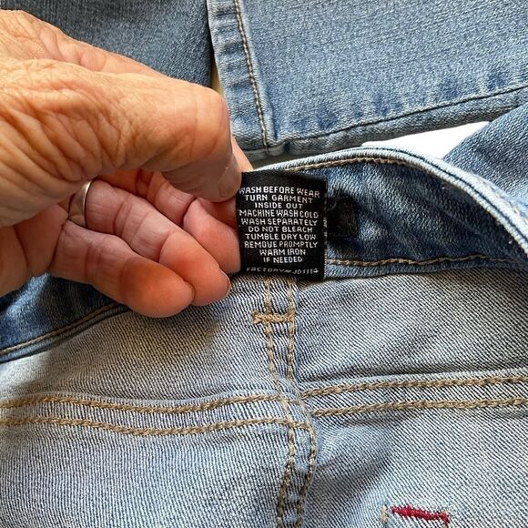 D Jeans Women's Capris Faded Denim Size 8 - Picture 13 of 13